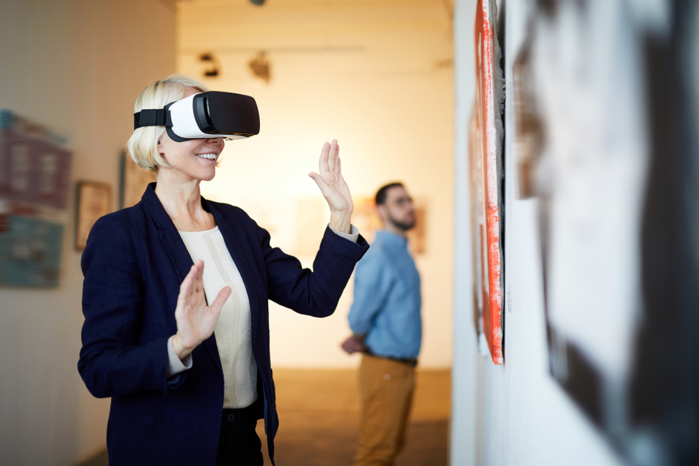 Une femme utilise un casque virtuel